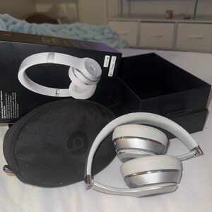 Beats by Dre Silver and White Earbud Headphones
